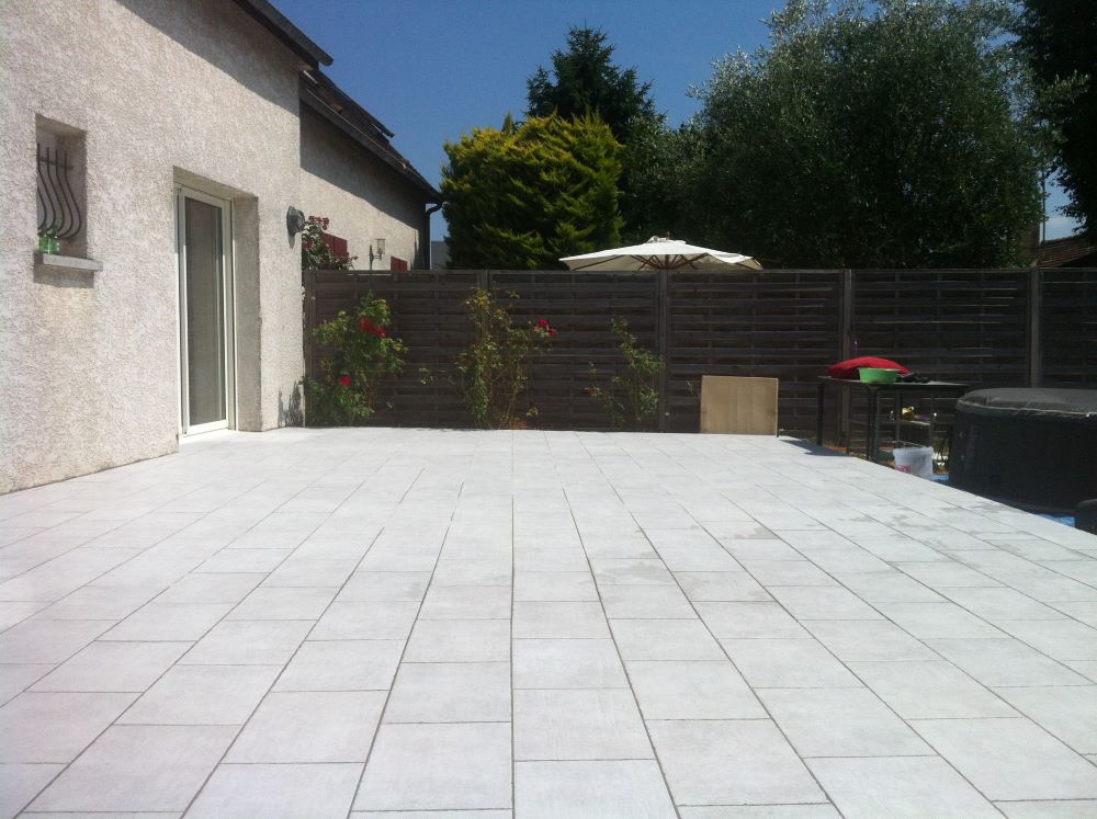 blog Terrasse extérieure en carrelage blanc.