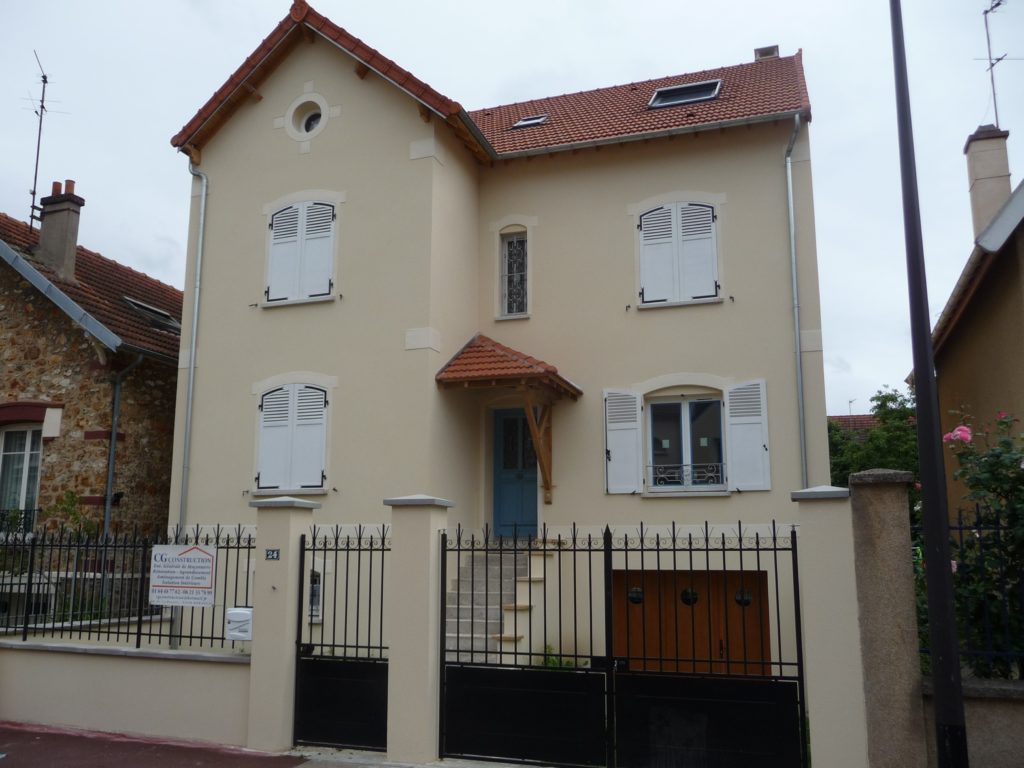 Extérieur maison à deux étages.