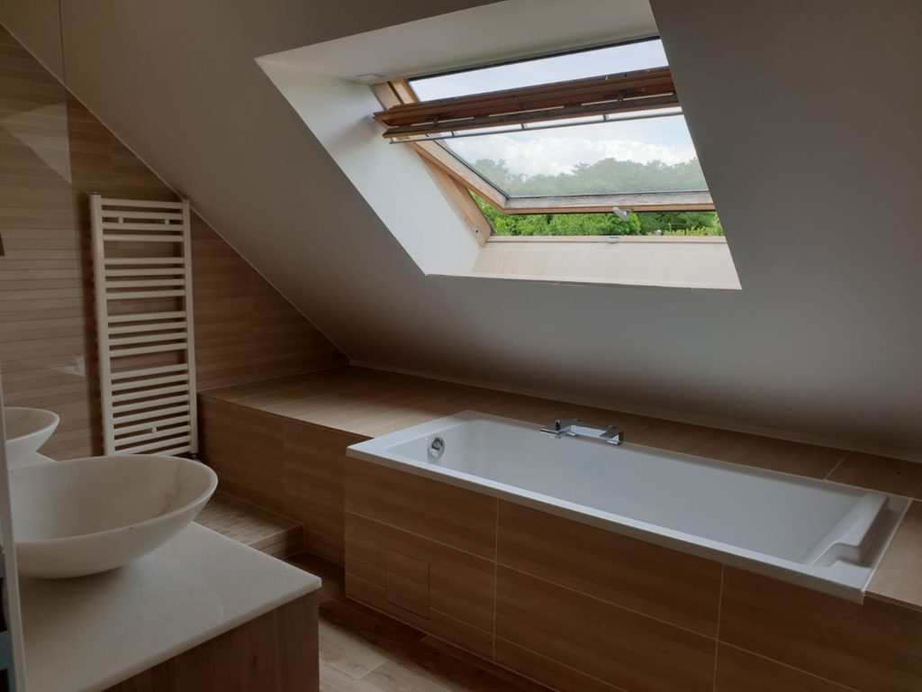 Salle de bain neuve et moderne.